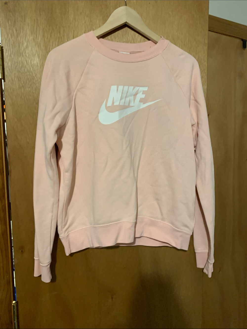 Worn once

Nike Light Pink Crew Sweatshirt with White Swoosh